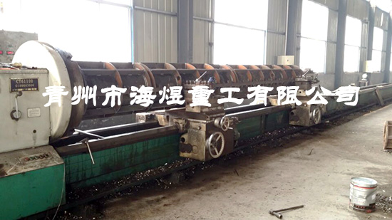 生產(chǎn)中的6米水泥井管模具